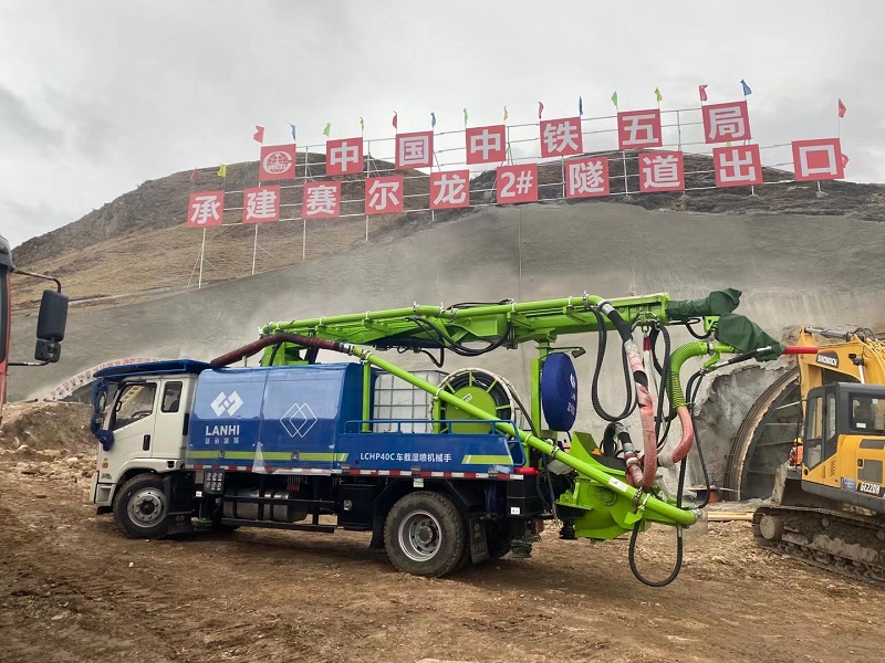 藍(lán)海智裝LCHP40C車載濕噴機(jī)械手助力同賽公路賽爾龍二號隧道出口建設(shè)
